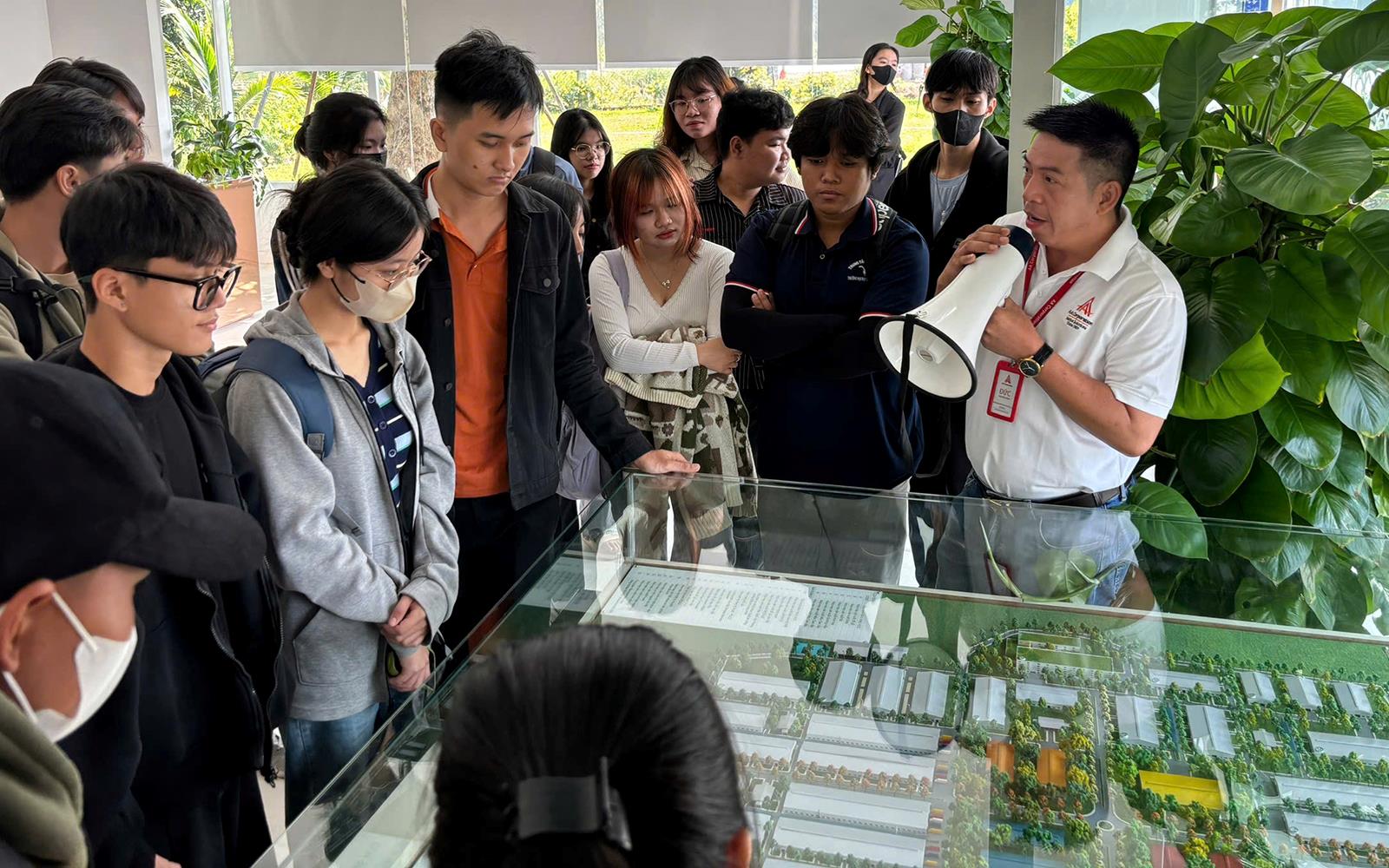 Chuyên mục Khám phá ngành học: Sinh viên ngành Kiến trúc, Xây dựng tham quan thực tế doanh nghiệp tại Tây Ninh