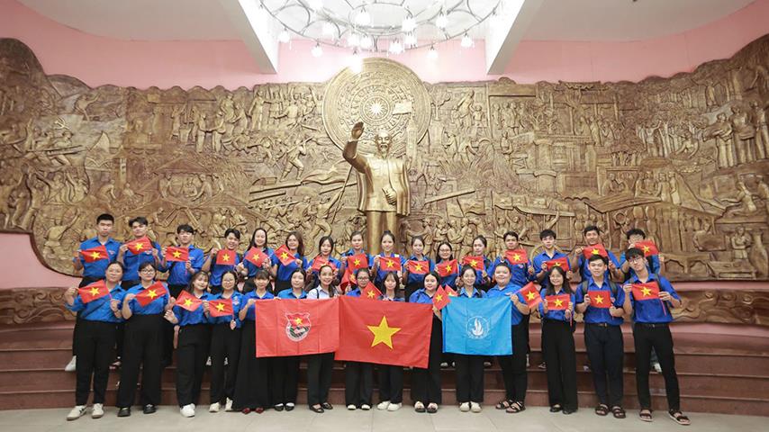 Sinh viên ngành Giáo dục học tham quan Bảo tàng tỉnh Bình Dương