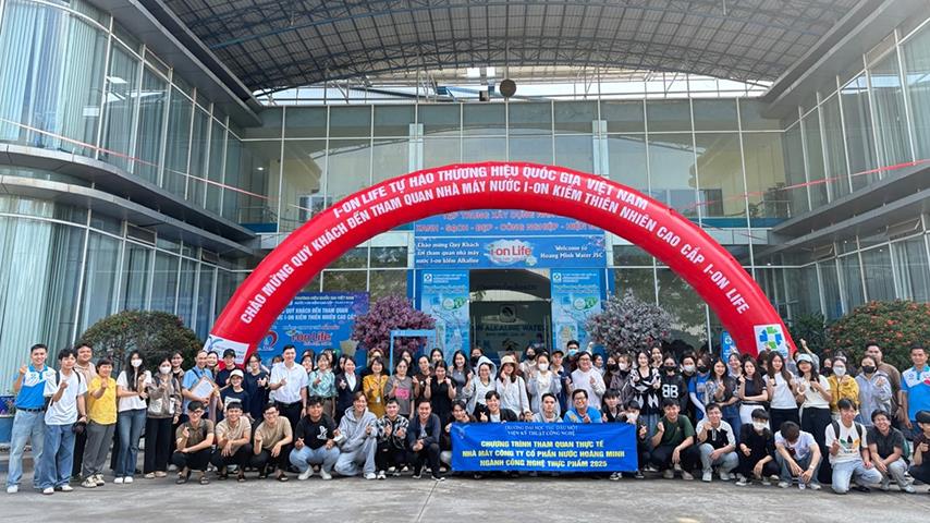 Chuyên mục khám phá ngành học: Sinh viên ngành Công nghệ thực phẩm tham quan thực tế tại Nhà máy nước Hoàng Minh (I-on Life)