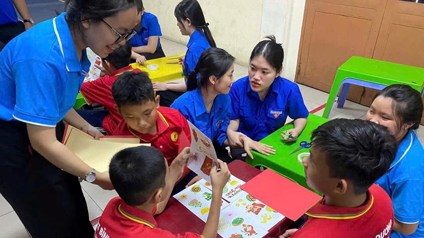 Đoàn Khoa Sư phạm nhận bảng tri ân tại lớp học tình thương Phú Cường