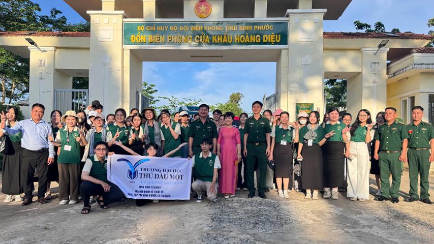 Sinh viên ngành Quan hệ quốc tế luyện kỹ năng nghề nghiệp qua chuyến nghiên cứu thực tế tại vùng biên