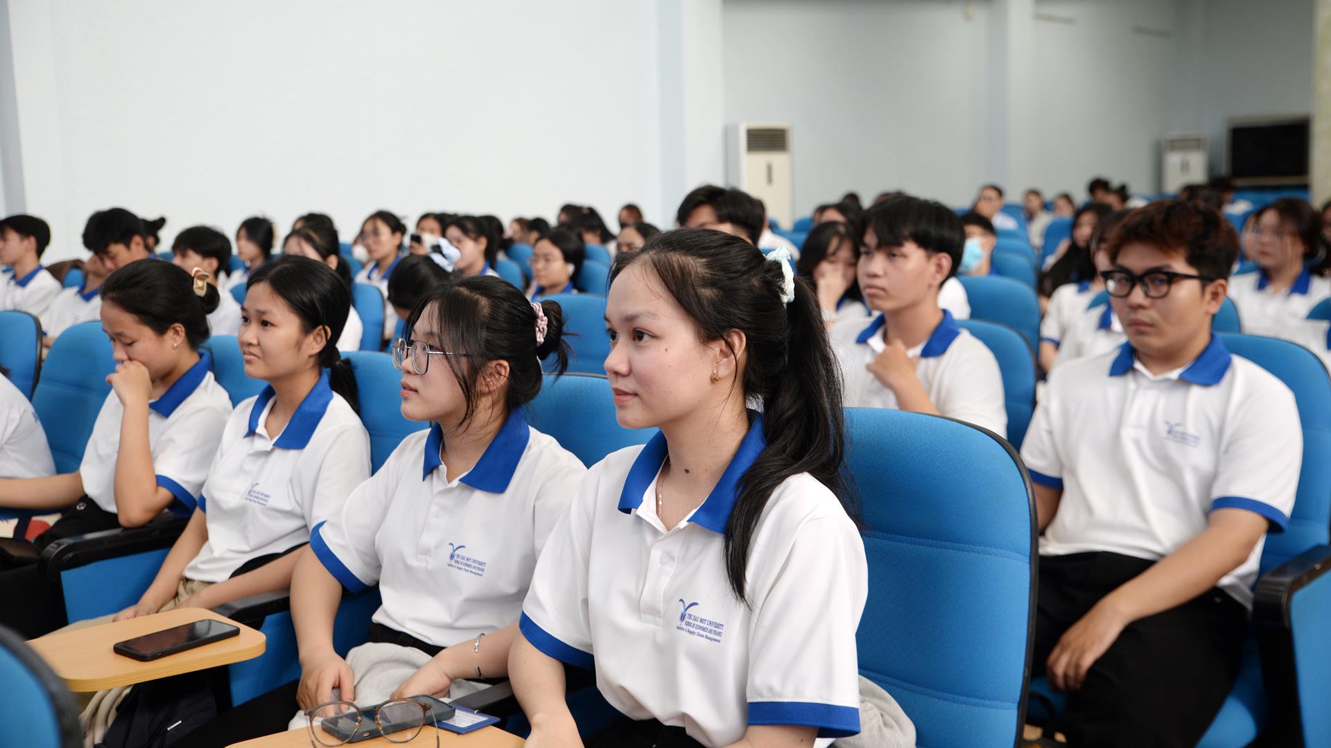 Hoạt động khai thác cảng biển tại Việt Nam – Cơ hội và thách thức