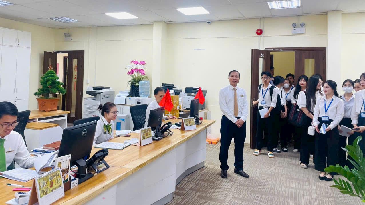 Sinh viên ngành Tài chính ngân hàng tham quan thực tế tại Vietcombank Chi nhánh Bình Dương