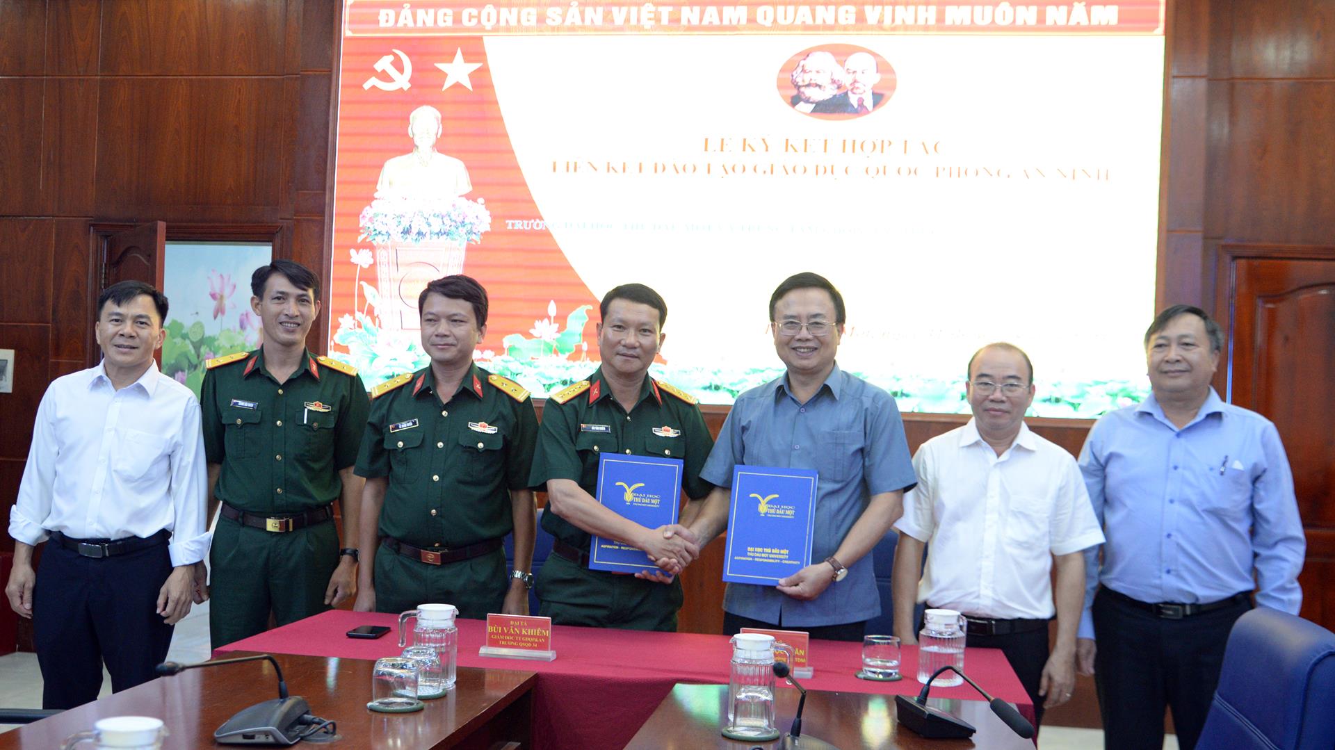 Lễ ký kết hợp tác đào tạo giáo dục quốc phòng giữa Trường Đại học Thủ Dầu Một và Trung tâm Giáo dục quốc phòng – Trường Quân sự Quân đoàn 34