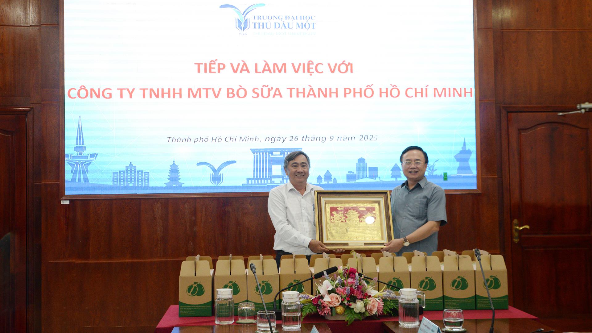 Trường Đại học Thủ Dầu Một hợp tác với Công ty Bò Sữa TP. Hồ Chí Minh thúc đẩy đào tạo và nghiên cứu nông nghiệp – thực phẩm