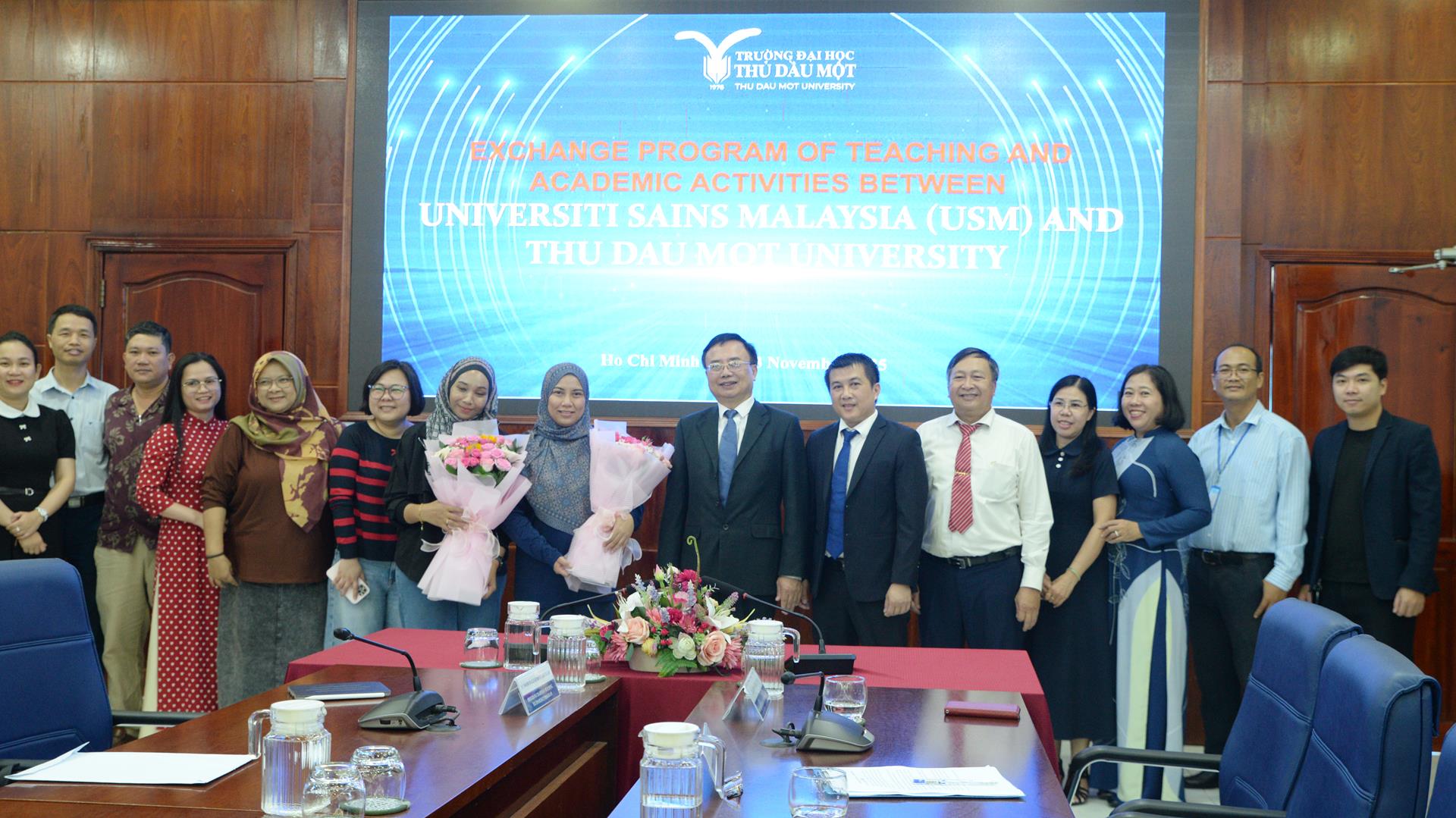 Trao đổi học thuật với Đoàn sinh viên Trường Đại học Khoa học Malaysia