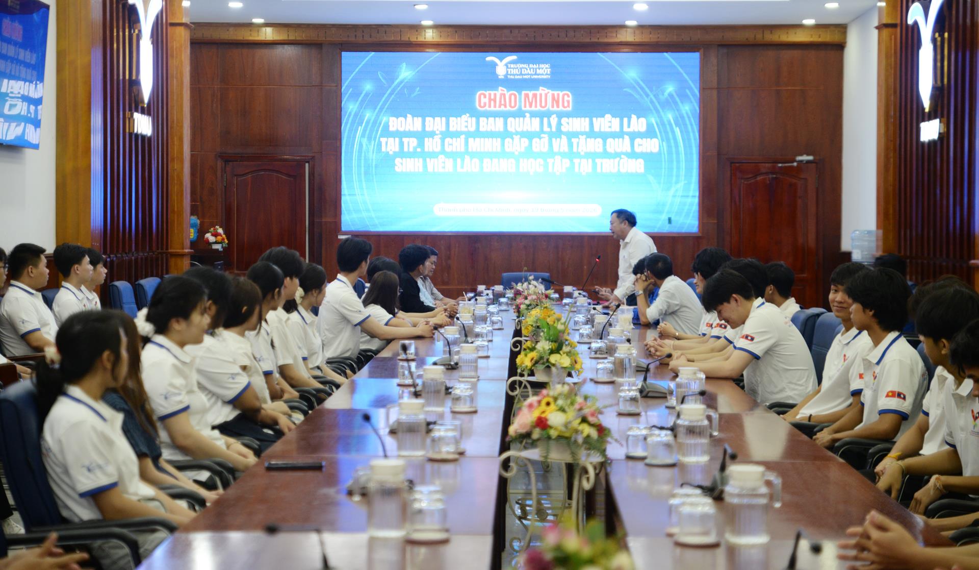 Ban Quản lý sinh viên Lào – Campuchia tại TP.HCM thăm, trao quà Tết Bunpimay cho lưu học sinh Lào