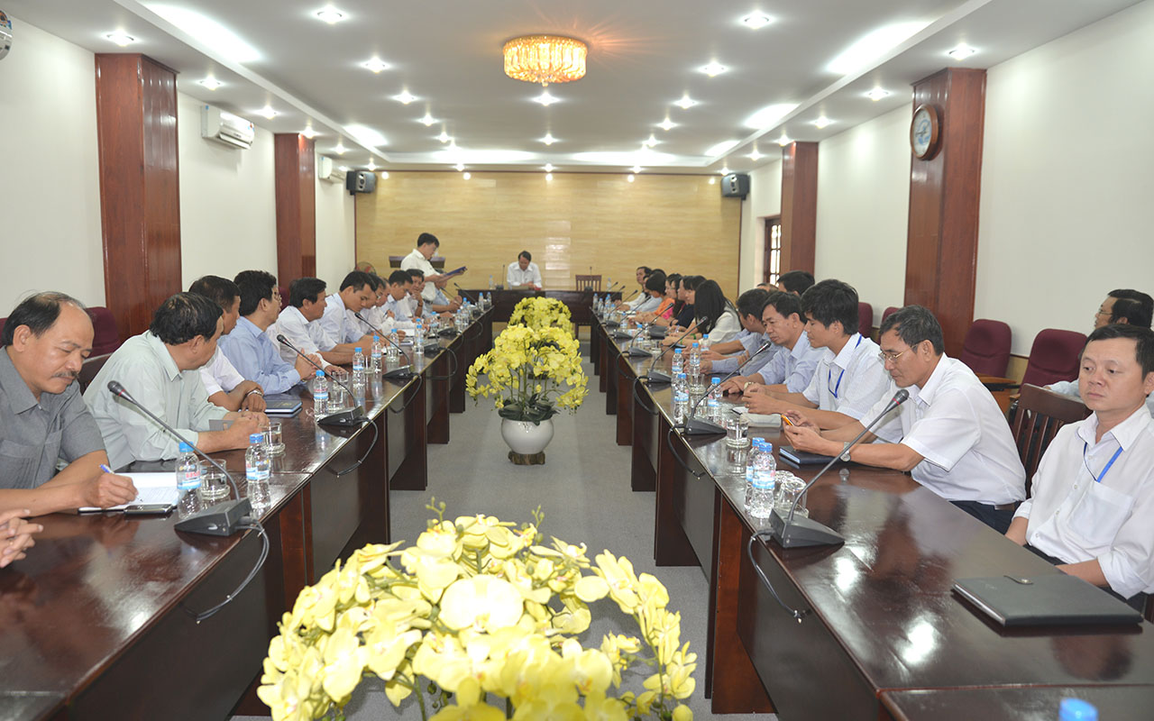 Thạc sĩ Huỳnh Công Danh- Trưởng phòng Tổ chức đọc quyết định bổ nhiệm cán bộ đầu năm 2015