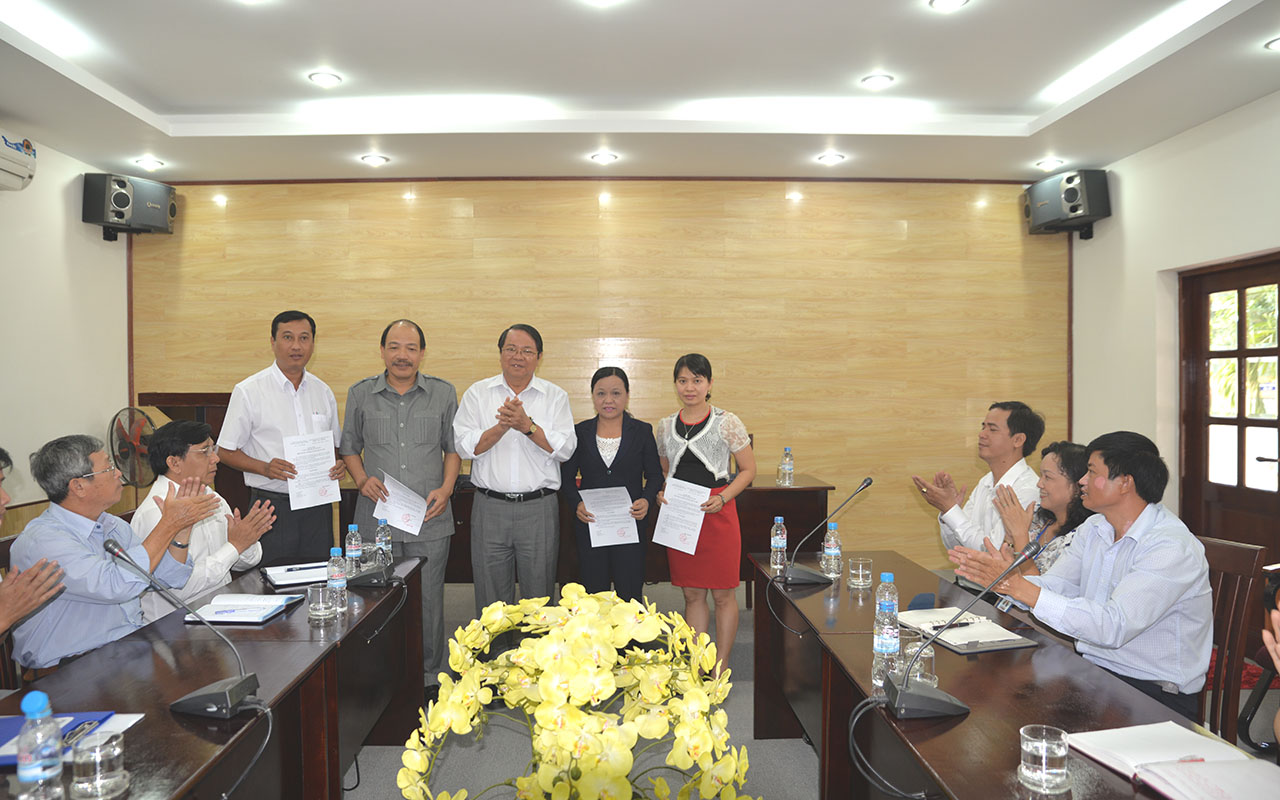 Hiệu Trưởng trao quyết định bổ nhiệm trong cuộc họp triển khai nhiệm vụ đầu năm mới